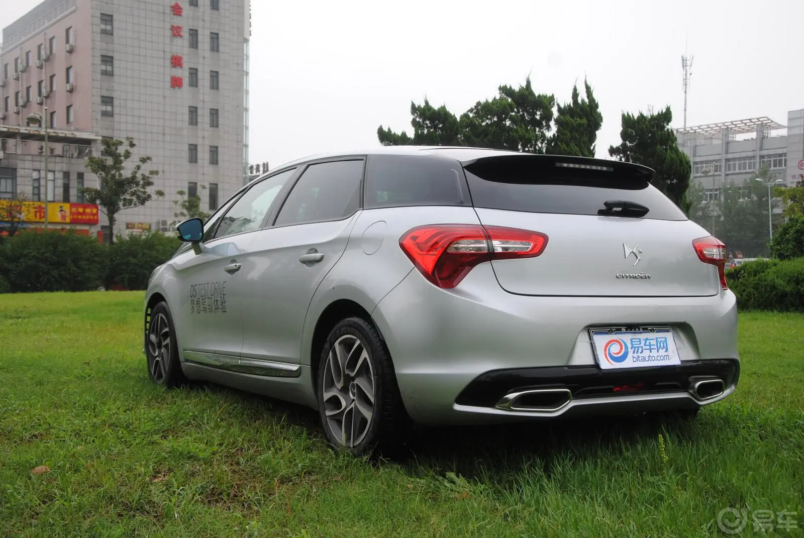 DS 5(进口)1.6T 手自一体 尊享版侧后45度车头向左水平