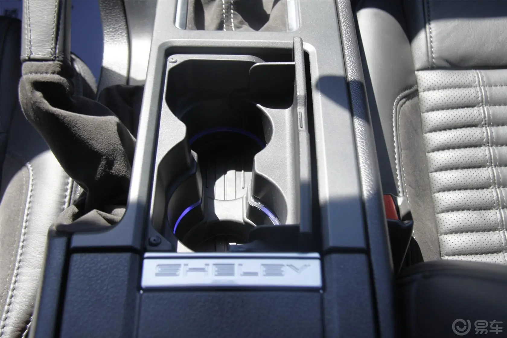 MustangShelby V8 5.4L 手动 豪华版 SVT改装前排水杯架
