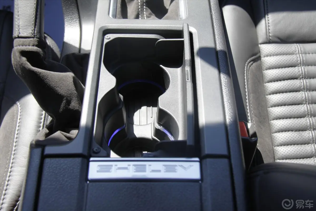 MustangShelby V8 5.4L 手动 豪华版 SVT改装前排水杯架
