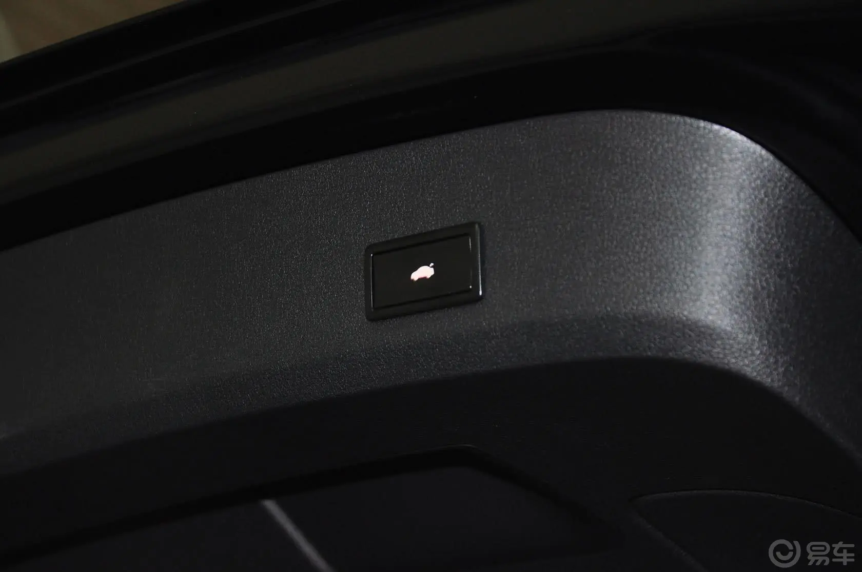 奥迪Q73.0 TFSI quattro(200kW)舒适型车内行李箱锁定键