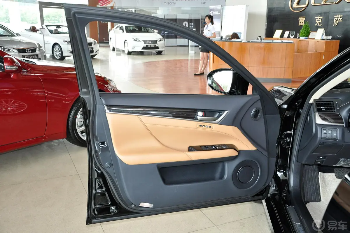 雷克萨斯GS350 豪华全驱版驾驶员侧车门内门板