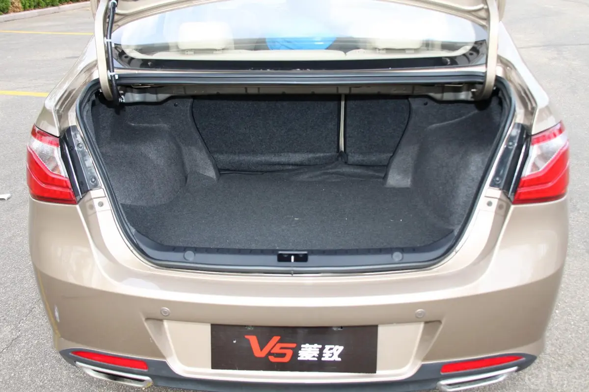V5菱致1.5L 手动 旗舰型行李箱空间