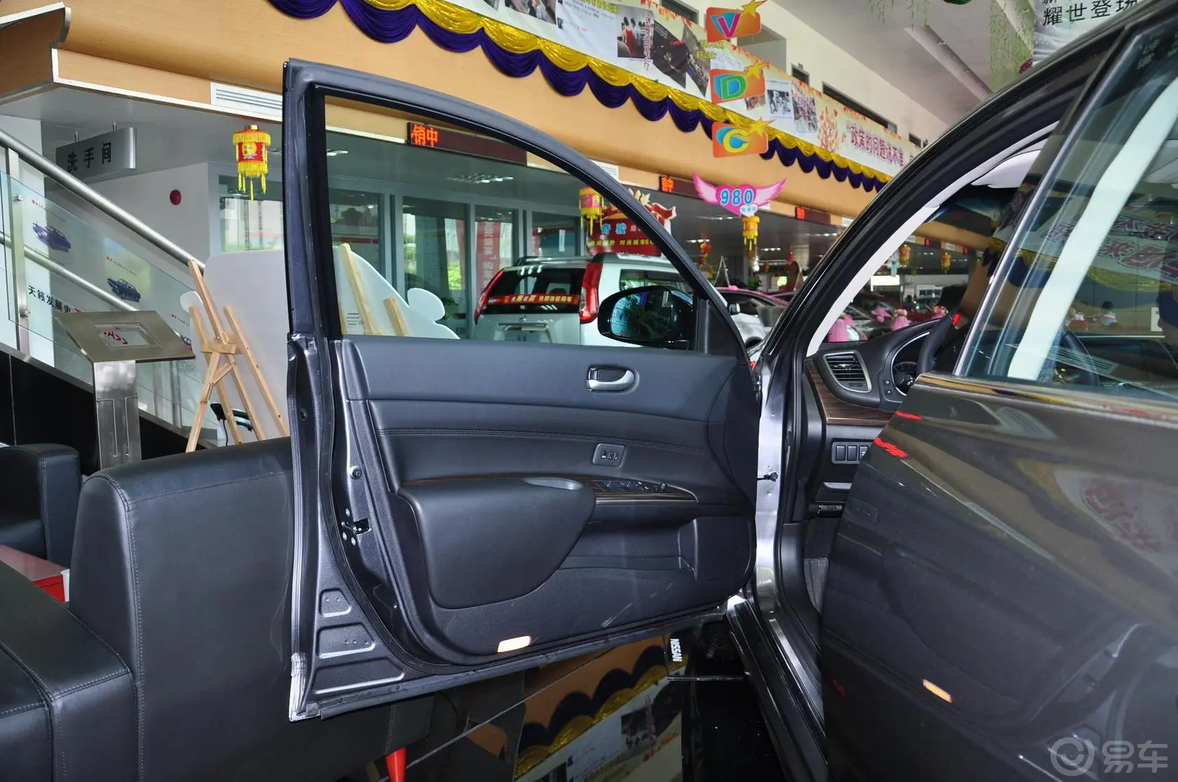 天籁公爵 2.5L XV VIP 尊尚版驾驶员侧车门内门板