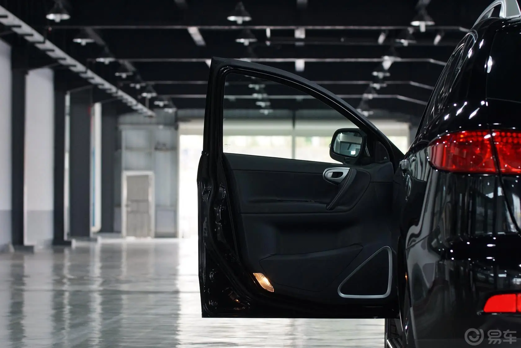 大7 SUV锋芒限量版 2.2T 自动 两驱 智慧型 驾驶员侧车门内门板