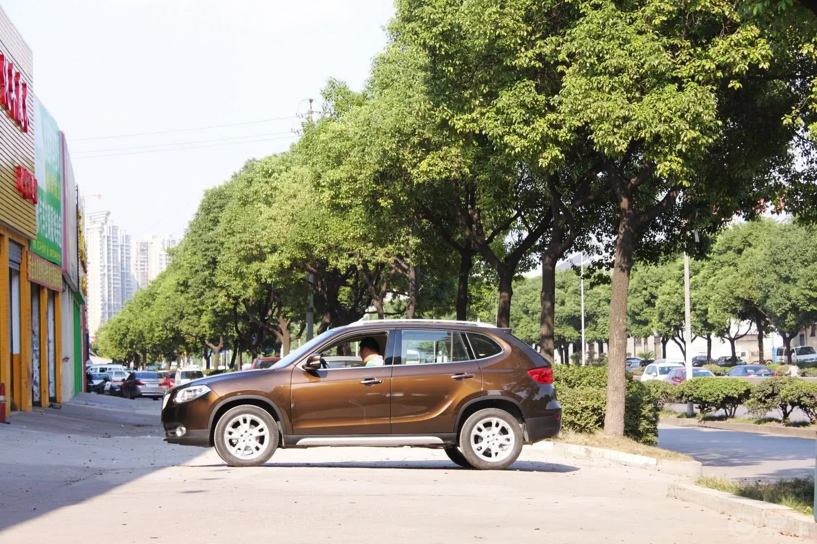 中华V51.5T 自动 豪华型正侧车头向左水平