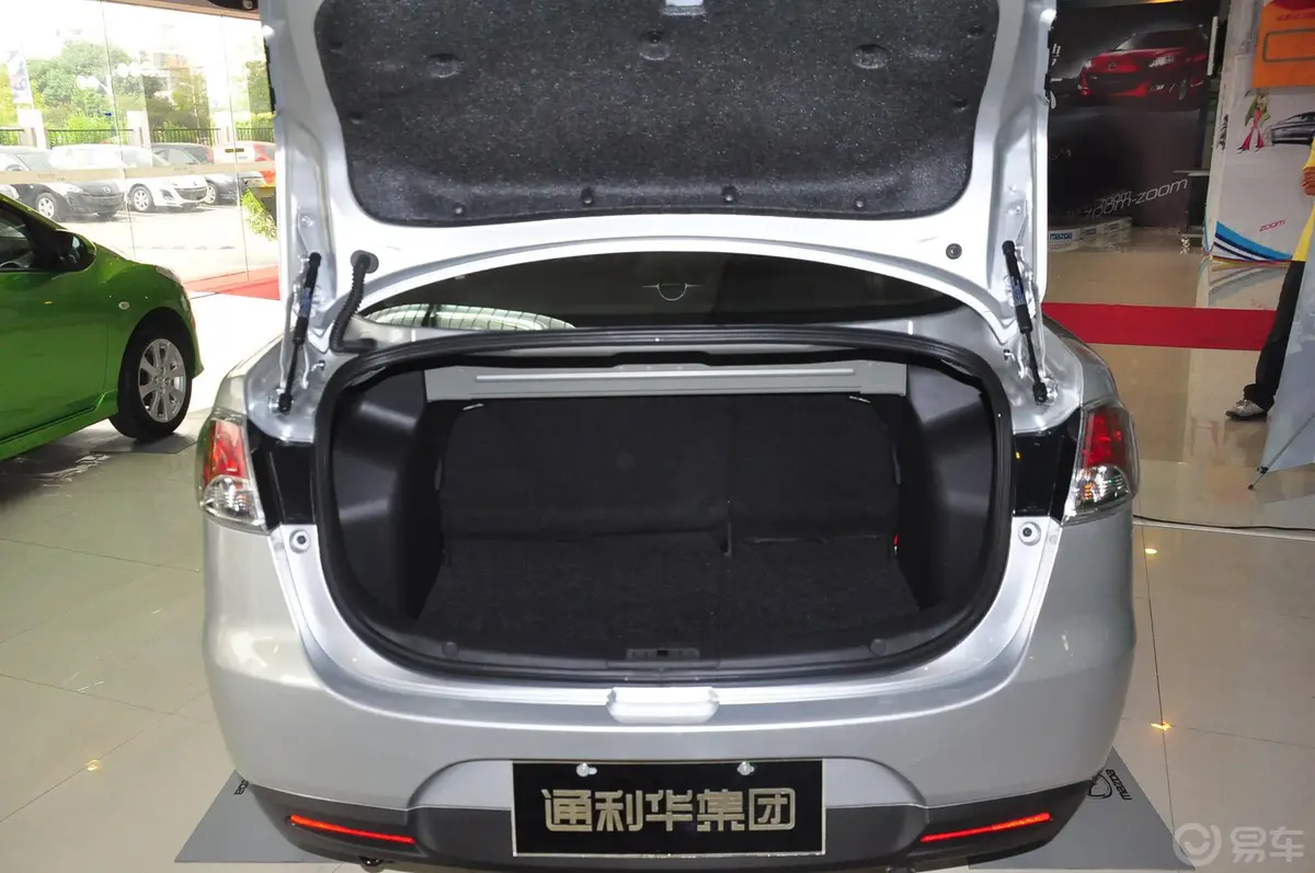 马自达2三厢 1.5L 自动 时尚版行李箱空间