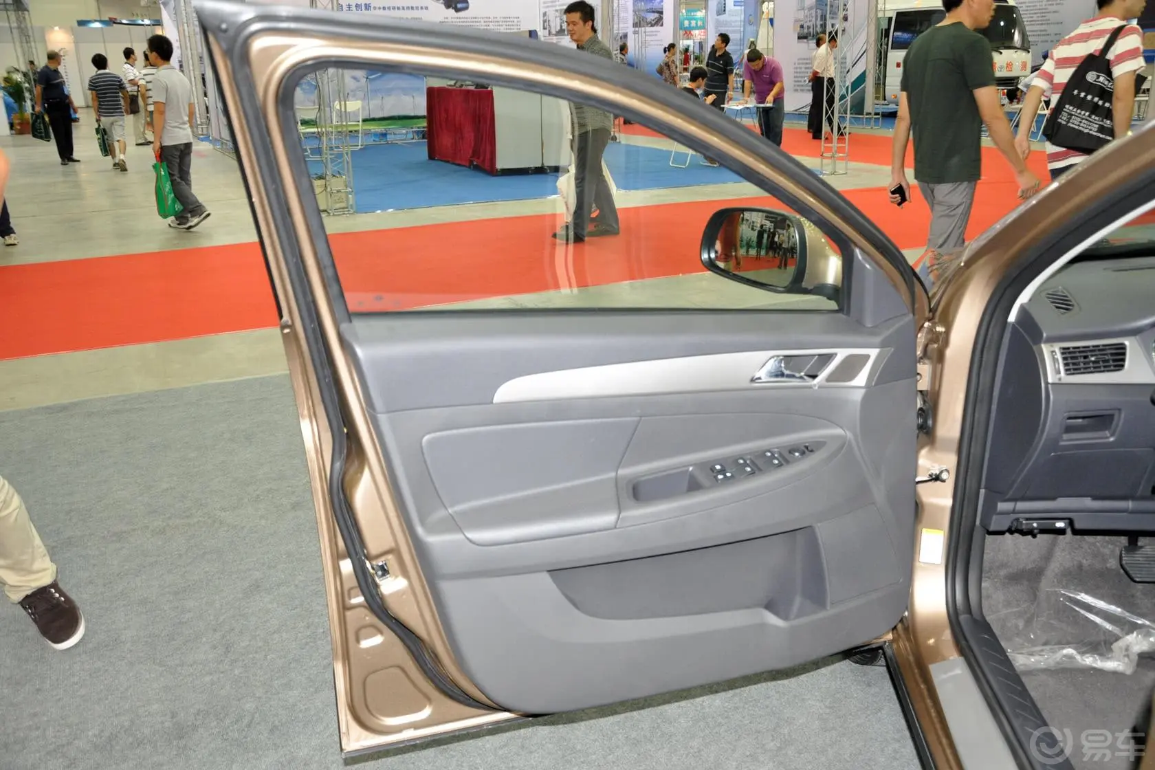 风神H30Cross 1.6L 自动 尊尚型驾驶员侧车门内门板