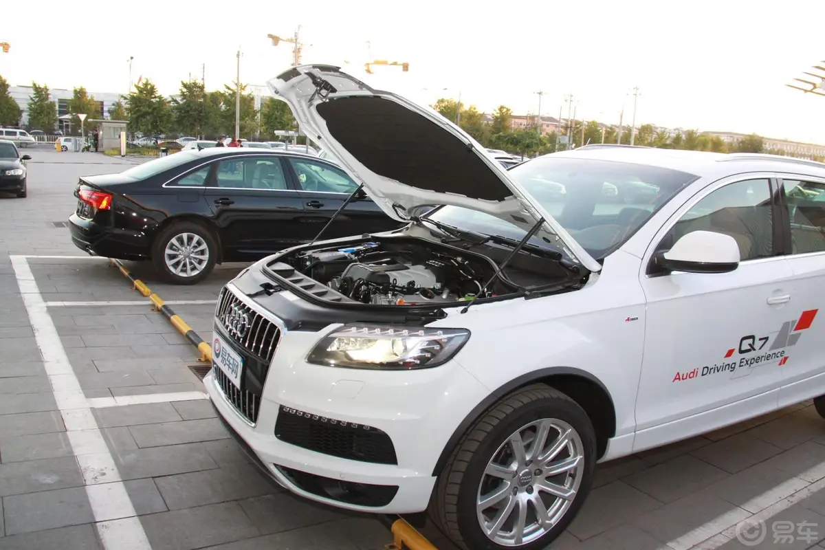 奥迪Q735 TFSI 专享型发动机盖开启