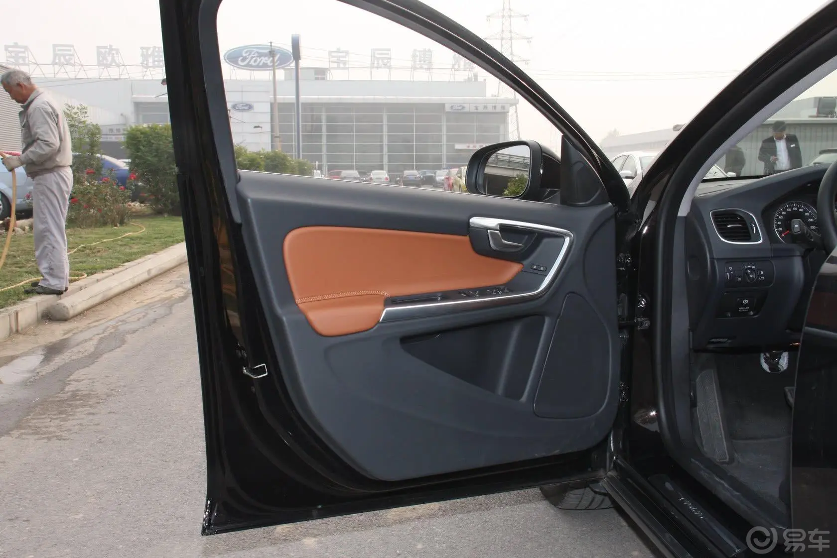 沃尔沃V60T5 智雅版驾驶员侧车门内门板