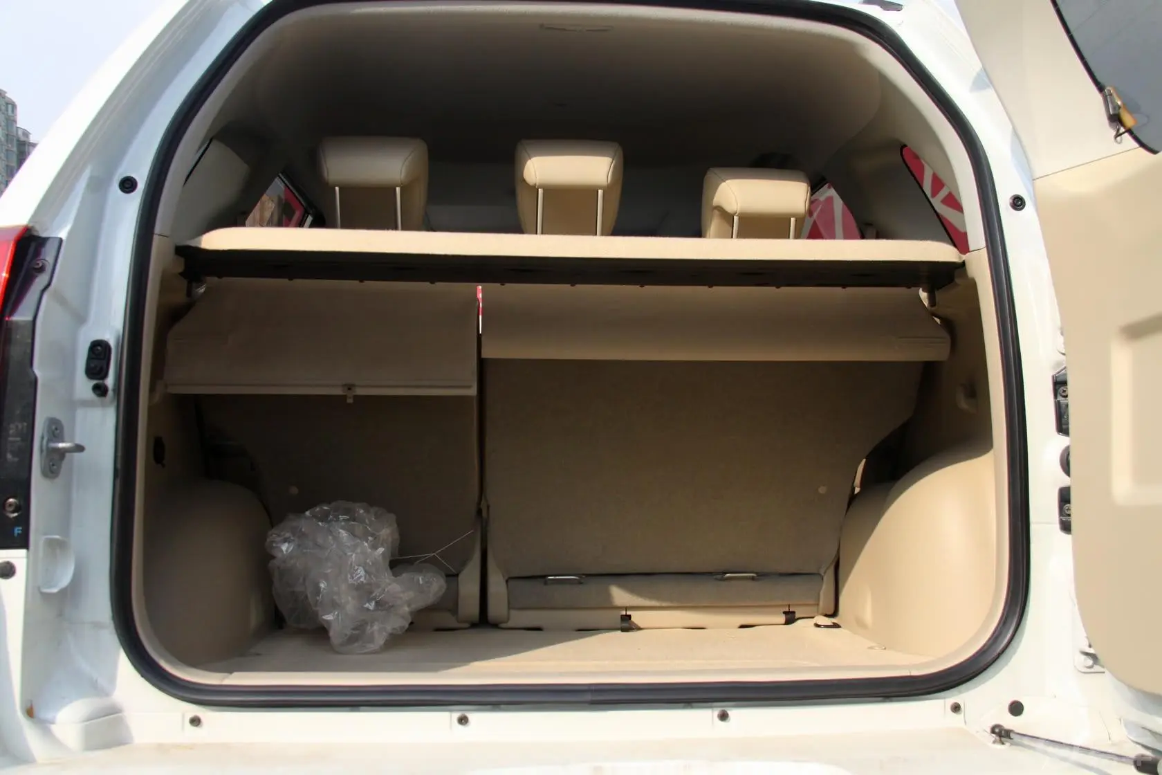 超级维特拉2.4L 自动 5门豪华导航版行李箱空间