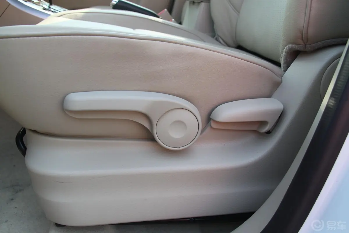 超级维特拉2.4L 自动 5门豪华导航版座椅调节键