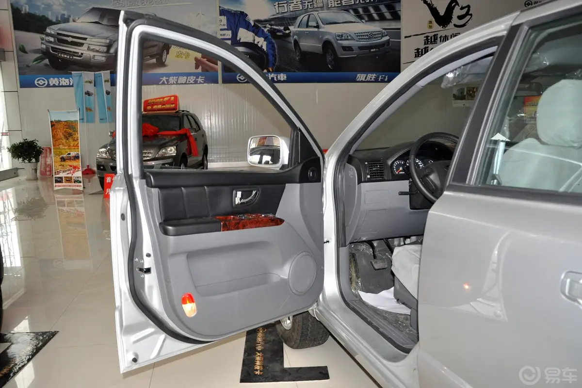 大柴神至尊版 2.4L 手动 两驱 标准型 汽油驾驶员侧车门内门板
