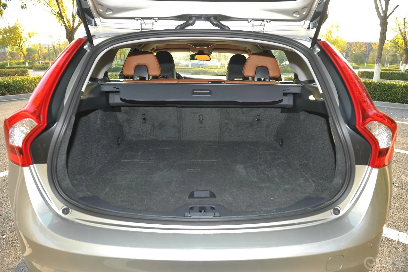 沃尔沃V60T5 智尊版行李箱空间