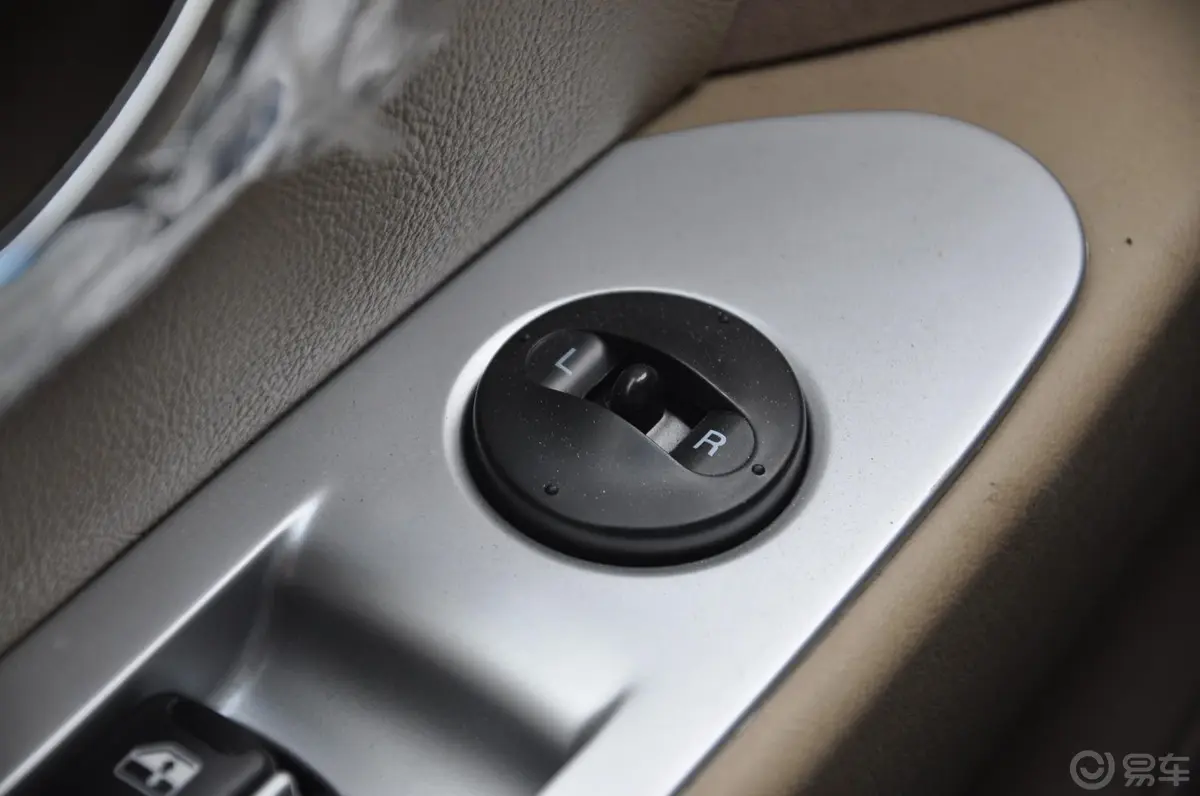 特拉卡T9 2.4L汽油手动两驱豪华版外后视镜控制键
