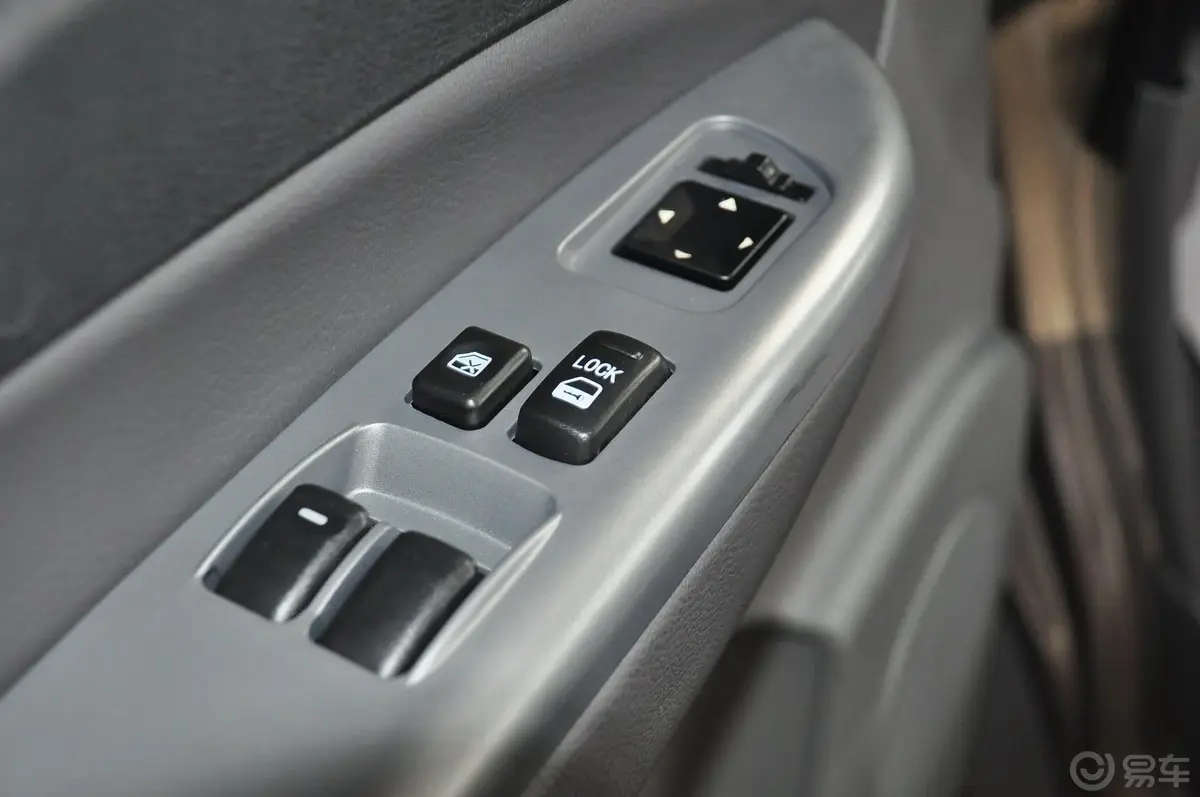 菱智M5 Q3长车 2.0L 标准版 7座车窗升降键