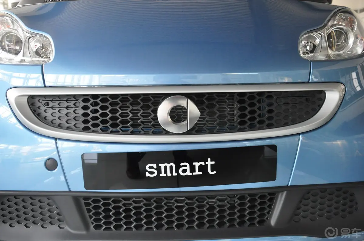 smart fortwo1.0L MHD 硬顶舒适版前格栅侧俯拍