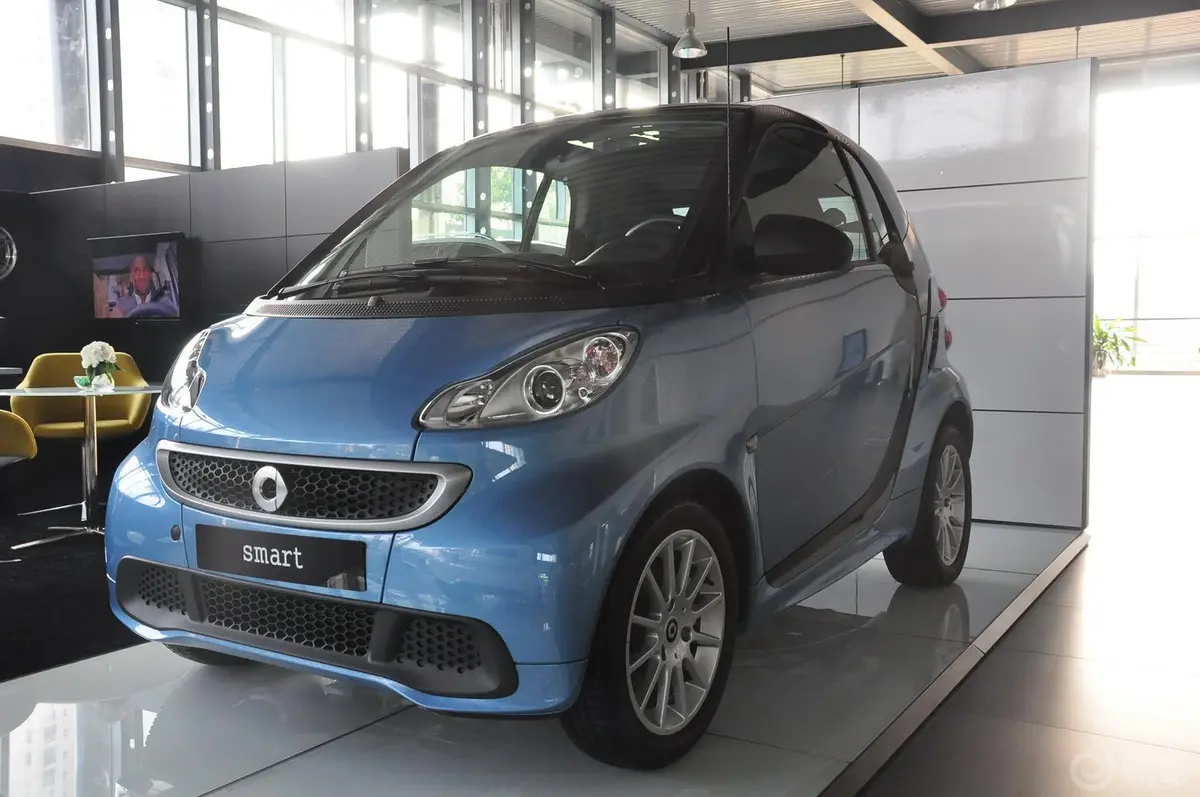 smart fortwo1.0L MHD 硬顶舒适版侧前45度车头向左水平