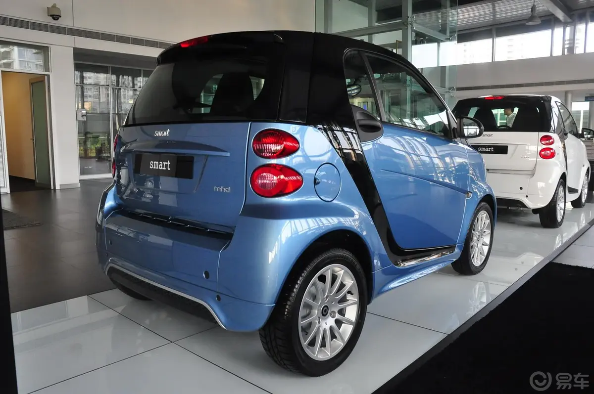 smart fortwo1.0L MHD 硬顶舒适版侧后45度车头向右水平