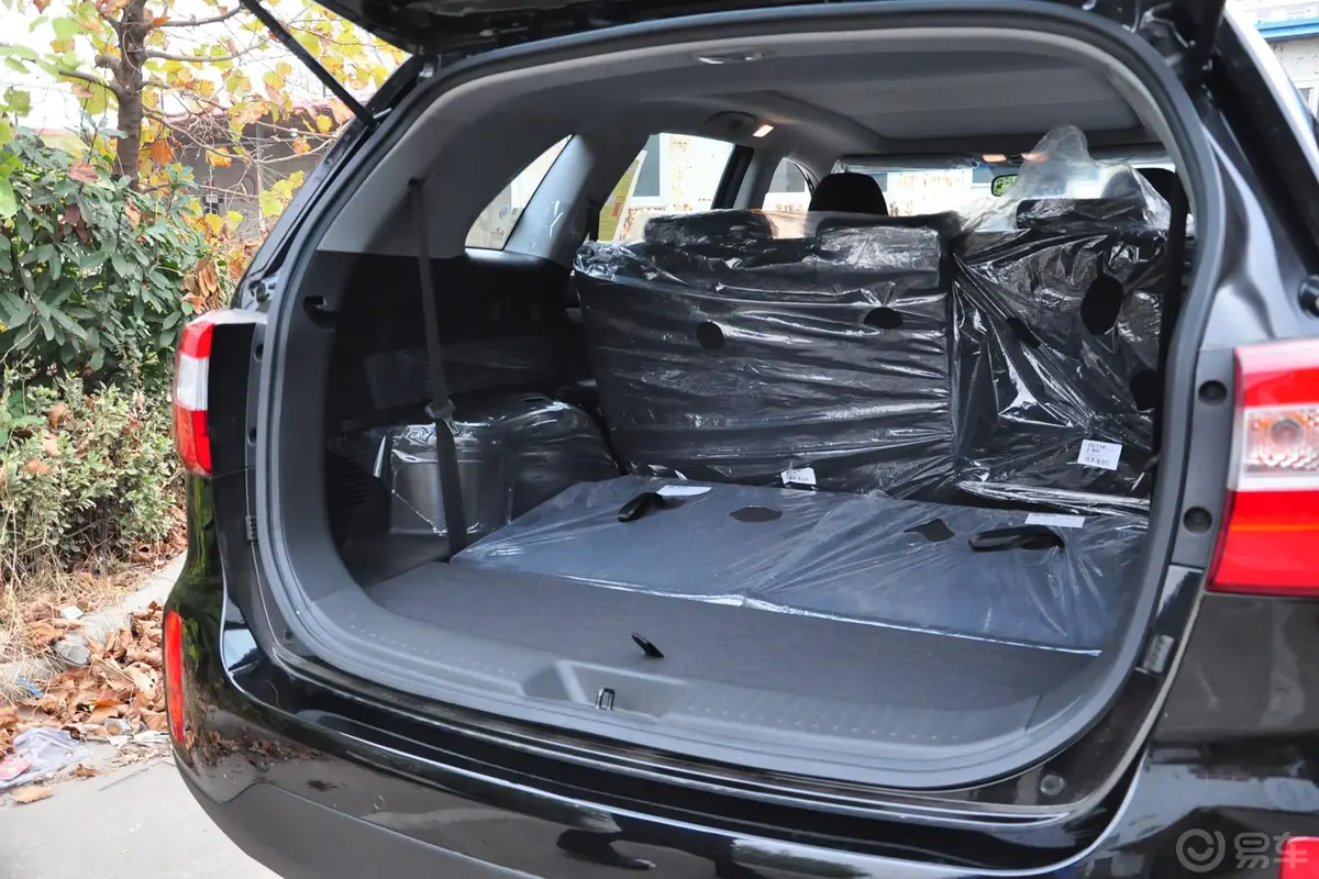 索兰托2.2L 柴油 舒适版 七座行李箱空间（第3排打开）