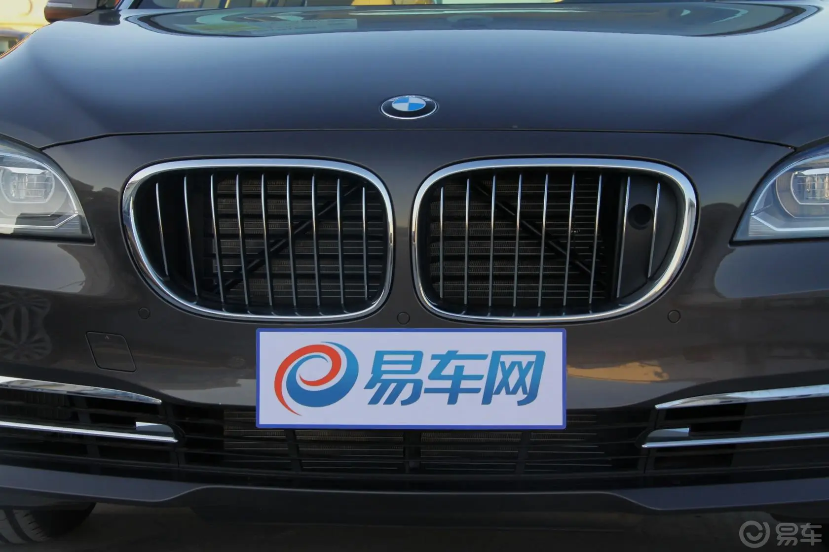 宝马7系740Li 豪华型前格栅侧俯拍