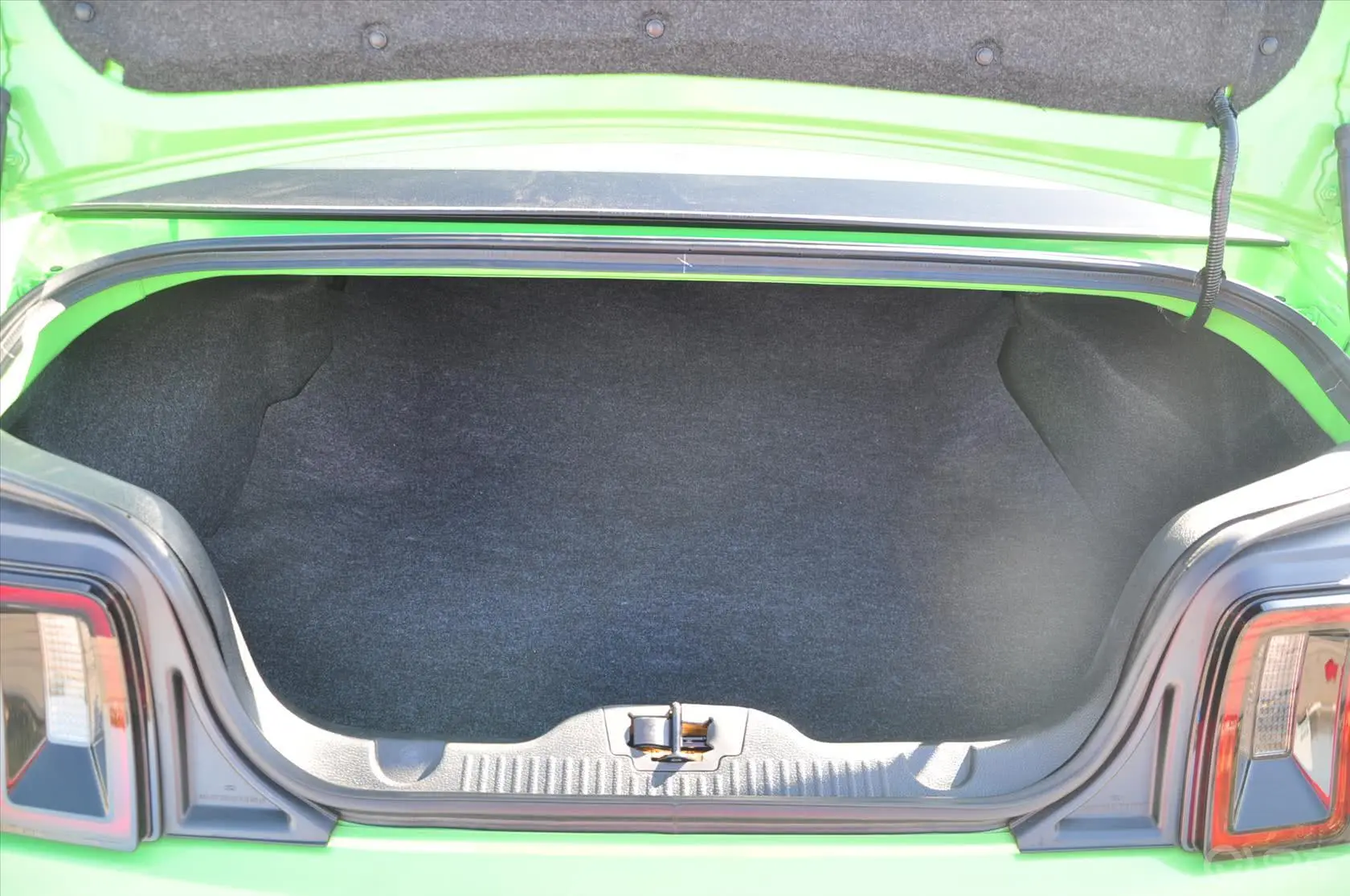 MustangV6 3.7L 自动  豪华版 标配行李箱空间