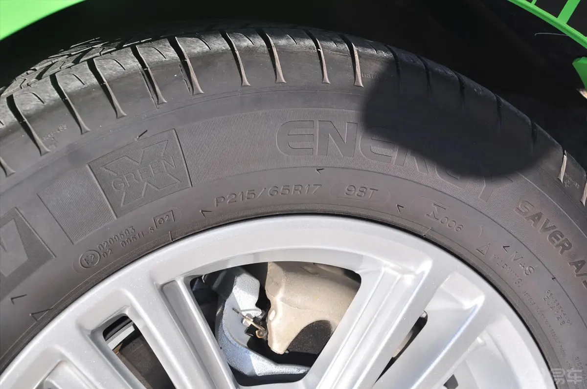MustangV6 3.7L 自动  豪华版 标配轮胎规格