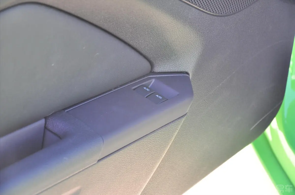 MustangV6 3.7L 自动  豪华版 标配车窗升降键