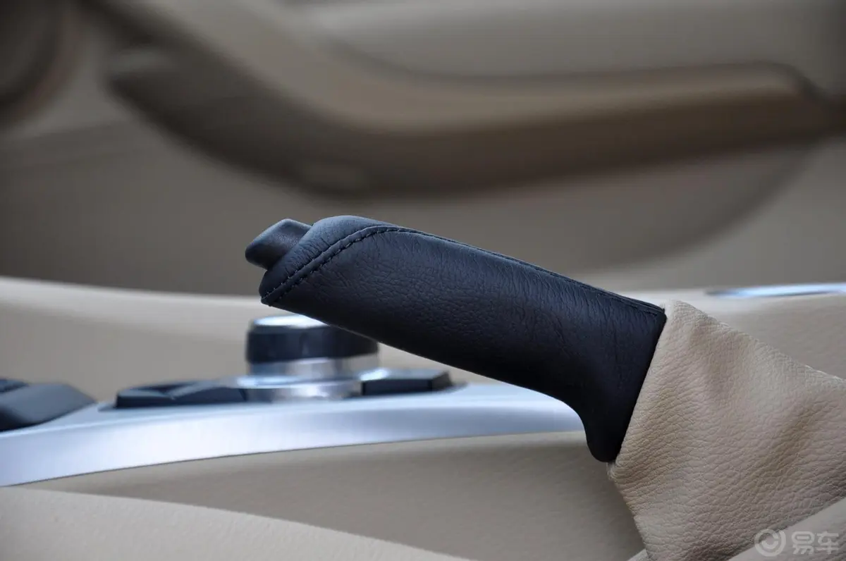 宝马X1sDrive18i 领先型驻车制动（手刹，电子，脚刹）
