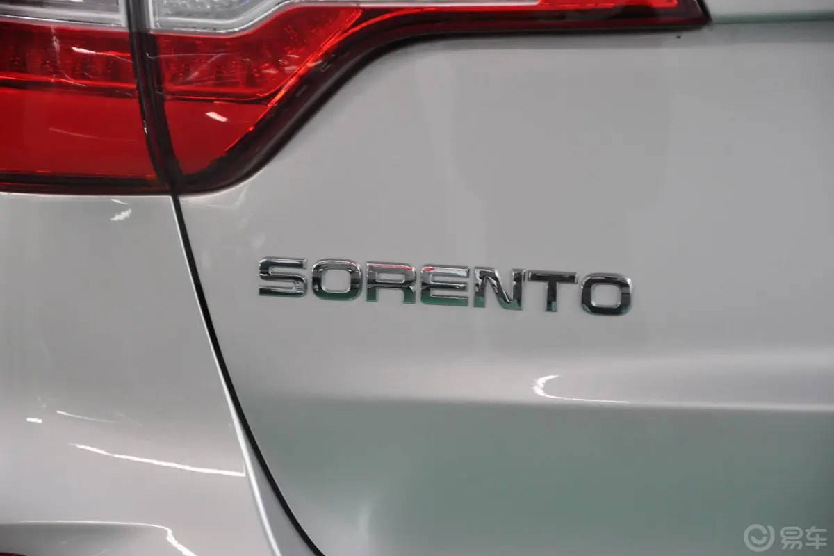 索兰托2.4L 汽油 至尊版 七座尾标