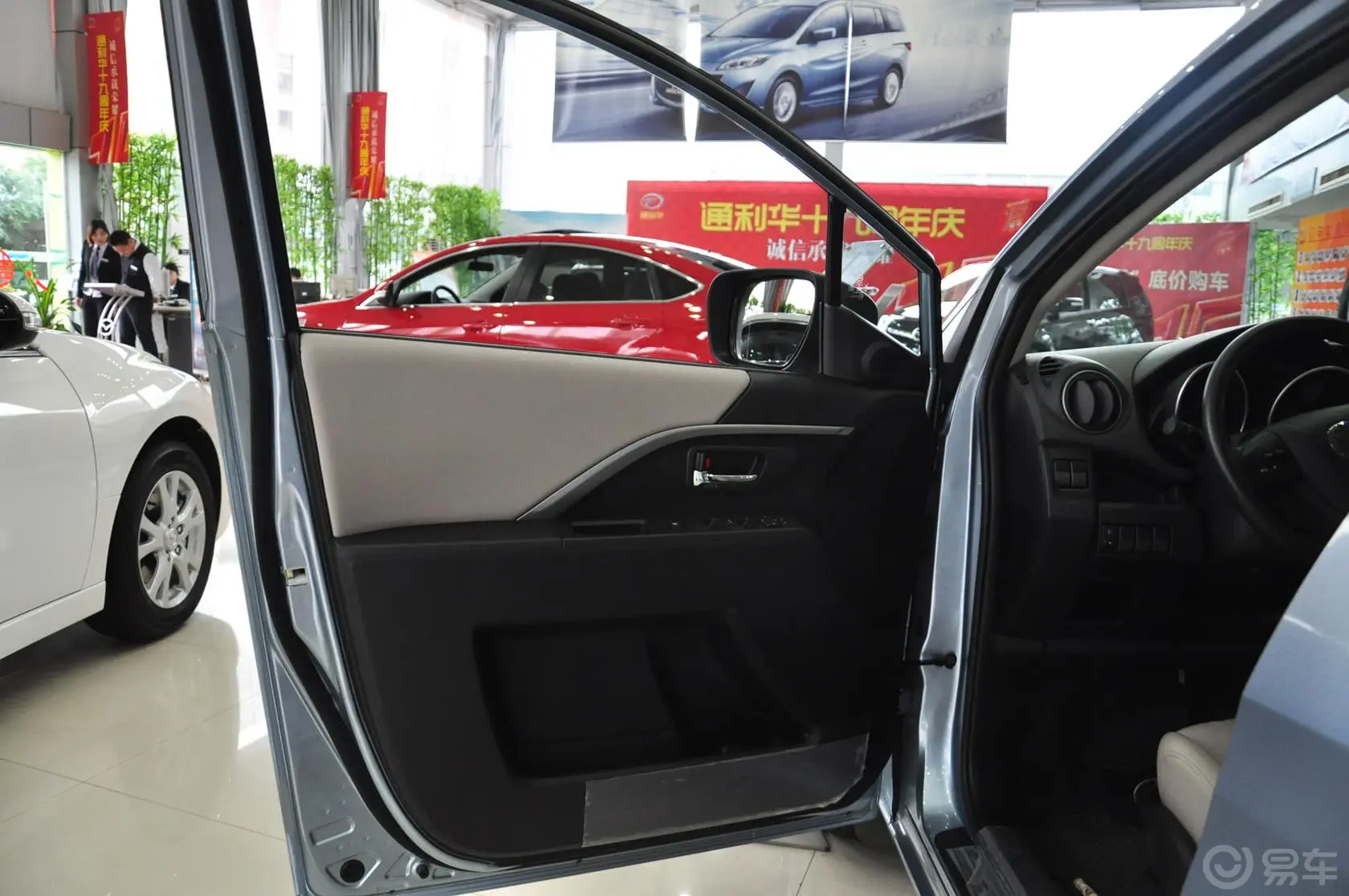 马自达52.0L 自动 舒适型驾驶员侧车门内门板
