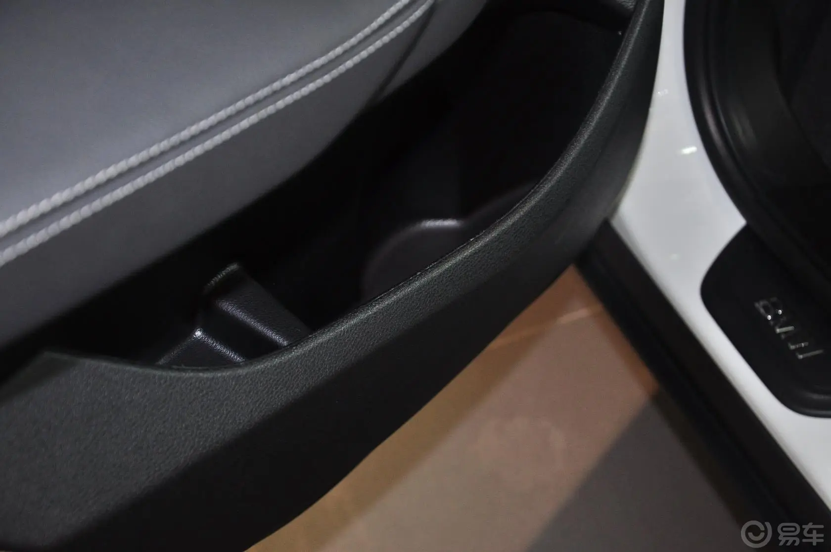 宝马X3(进口)xDrive28i 豪华型驾驶员门储物盒