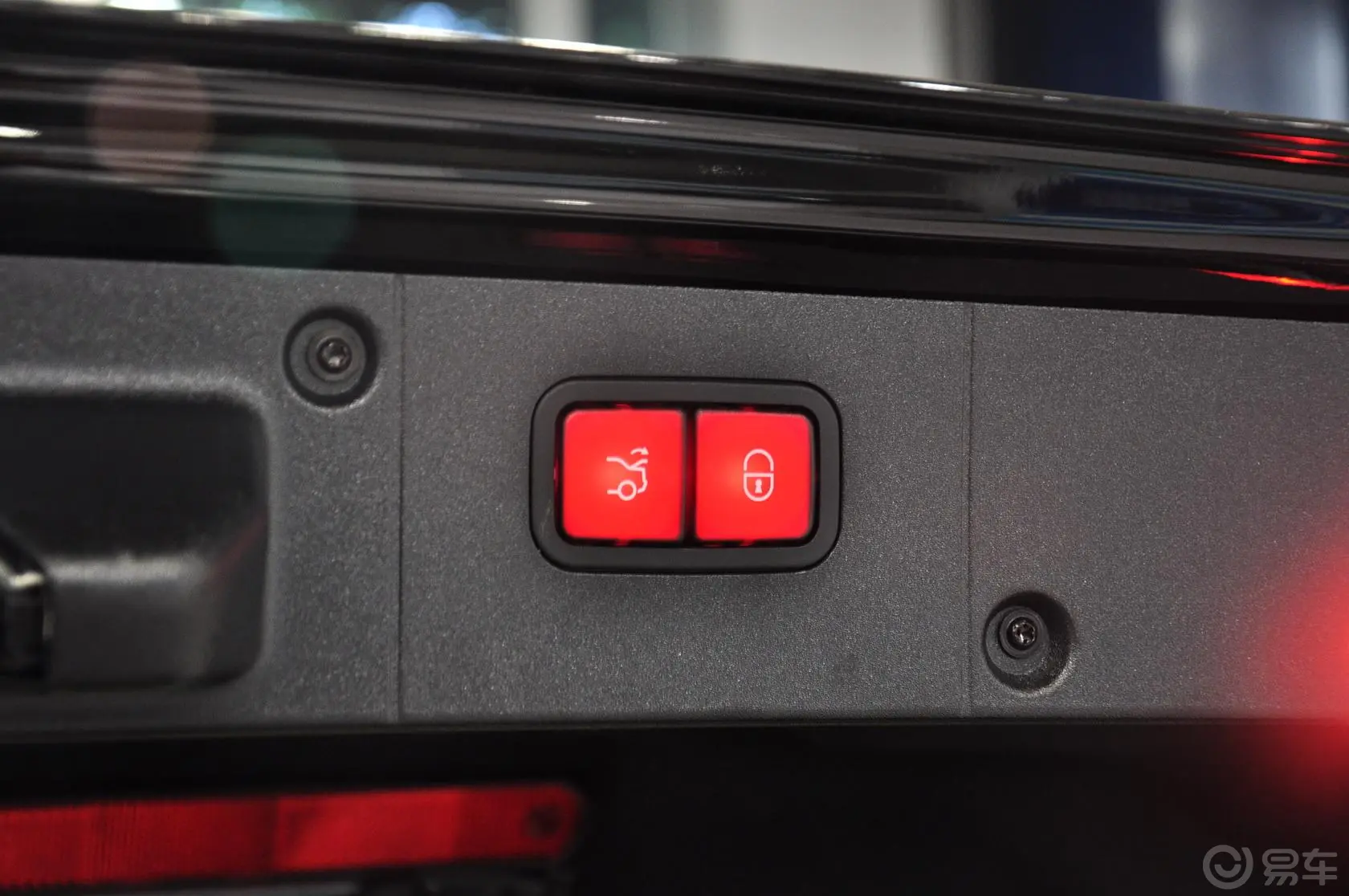 奔驰S级350L Grand Edition车内行李箱锁定键
