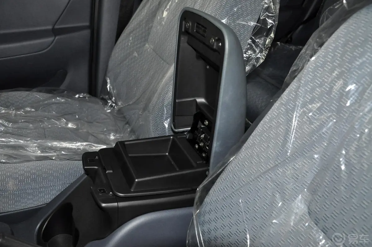 猎豹CS6汽油版 CFA6501A MT 4WD 舒适型前排中央扶手箱空间