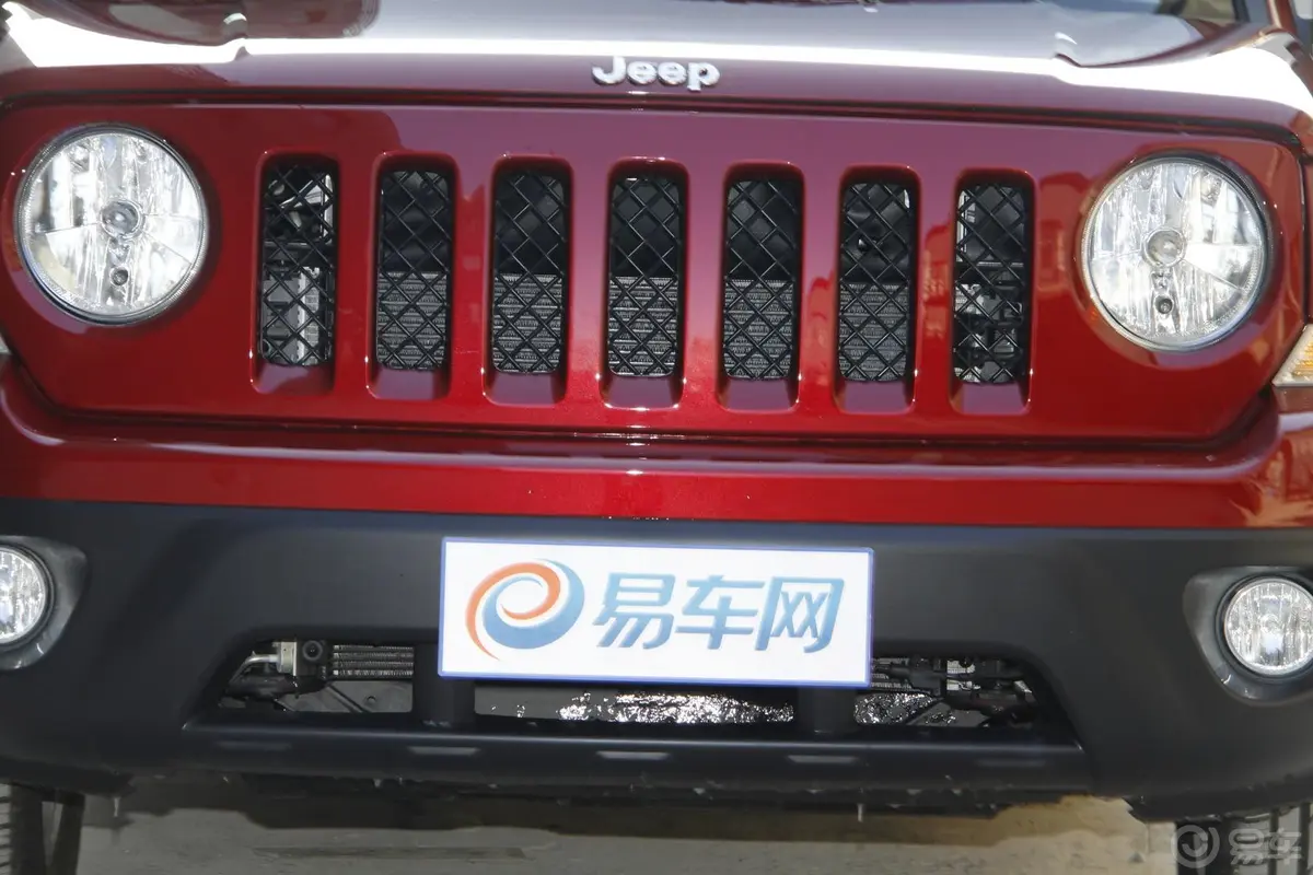 自由客2.4L CVT 豪华版前格栅侧俯拍