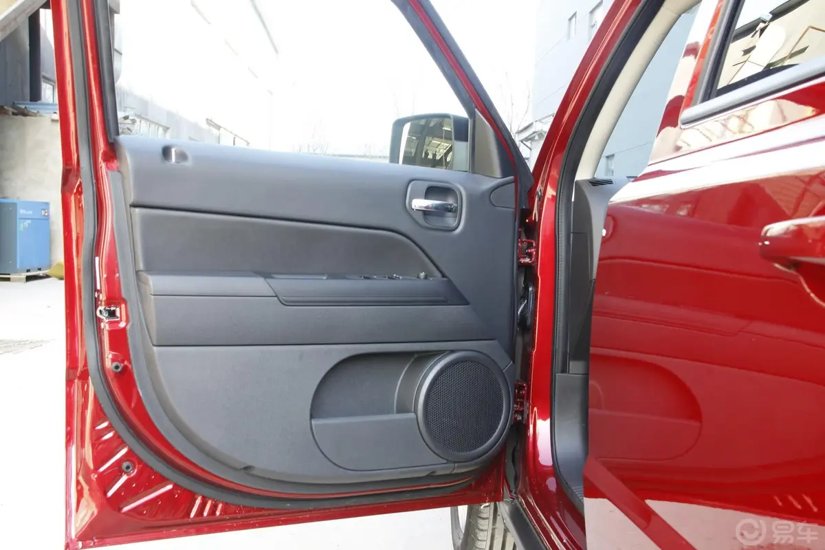 自由客2.4L CVT 豪华版驾驶员侧车门内门板