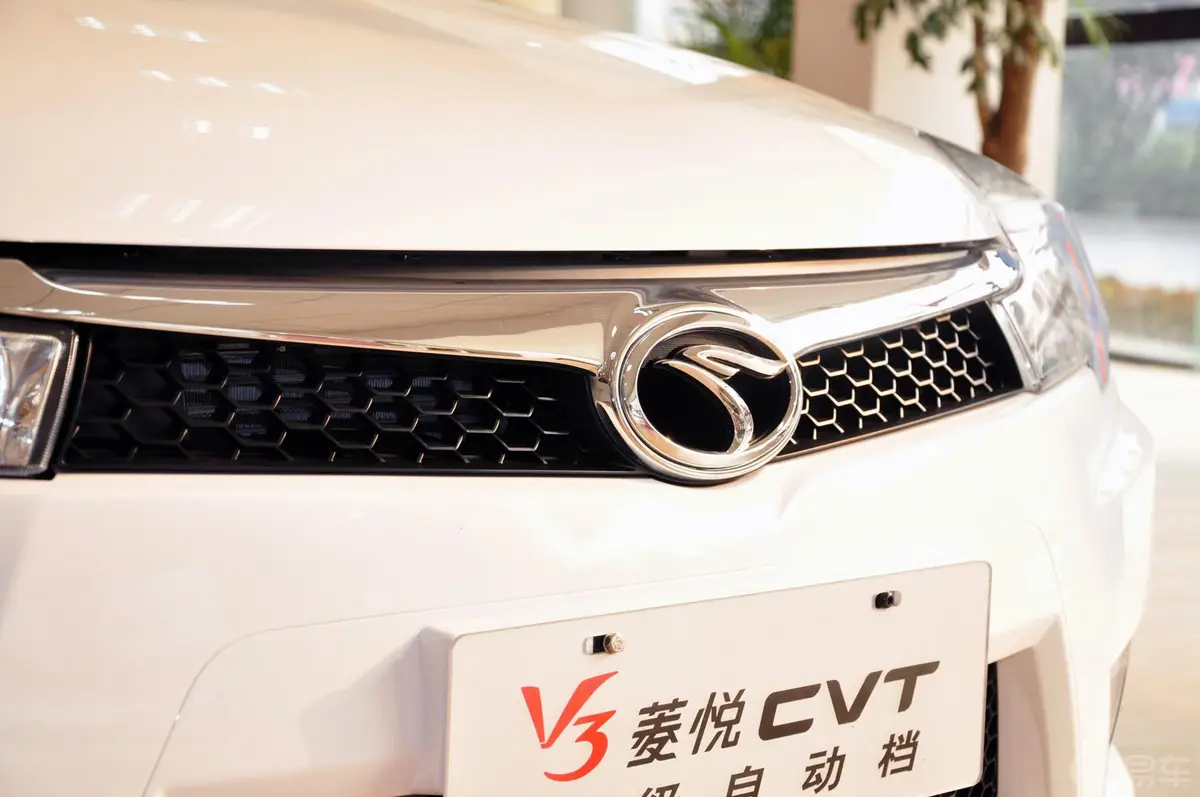 V3菱悦1.5L CVT SEi 旗舰版前格栅侧俯拍