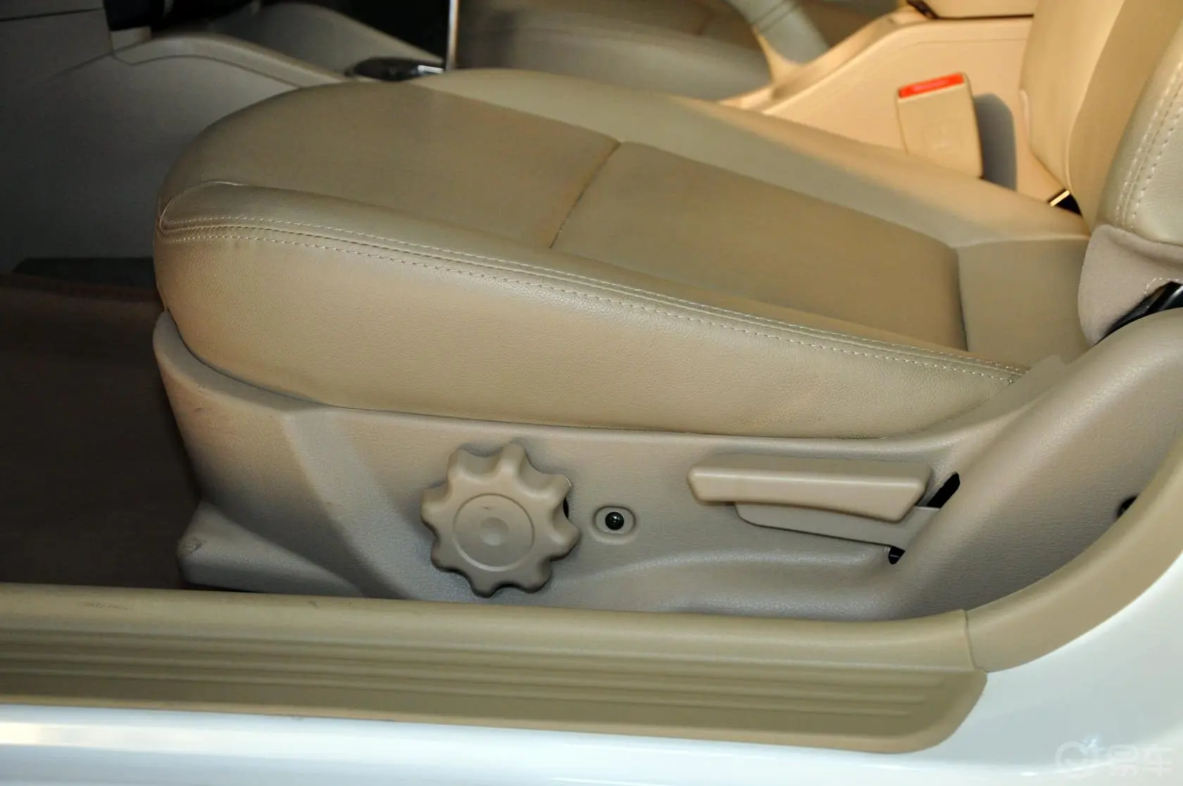 V3菱悦1.5L CVT SEi 旗舰版座椅调节键