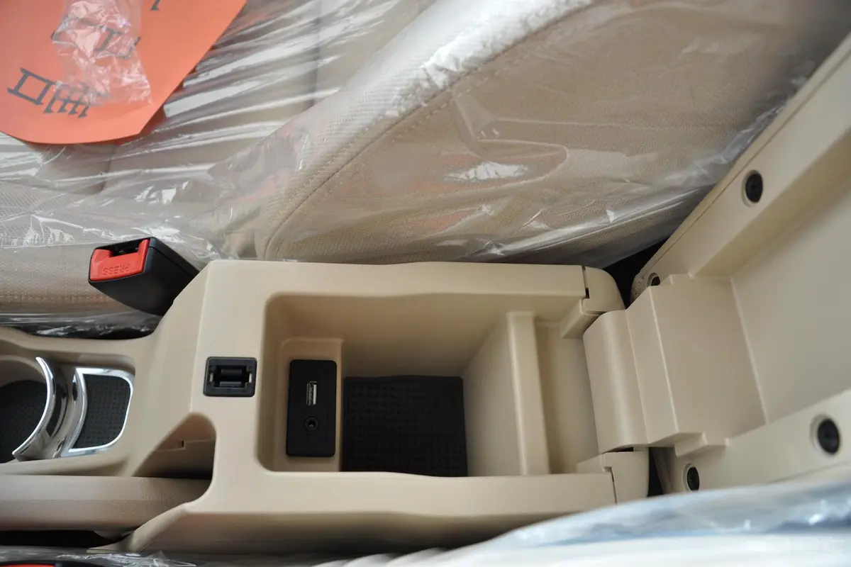 中华H3201.5L 自动 舒适型前排中央扶手箱空间