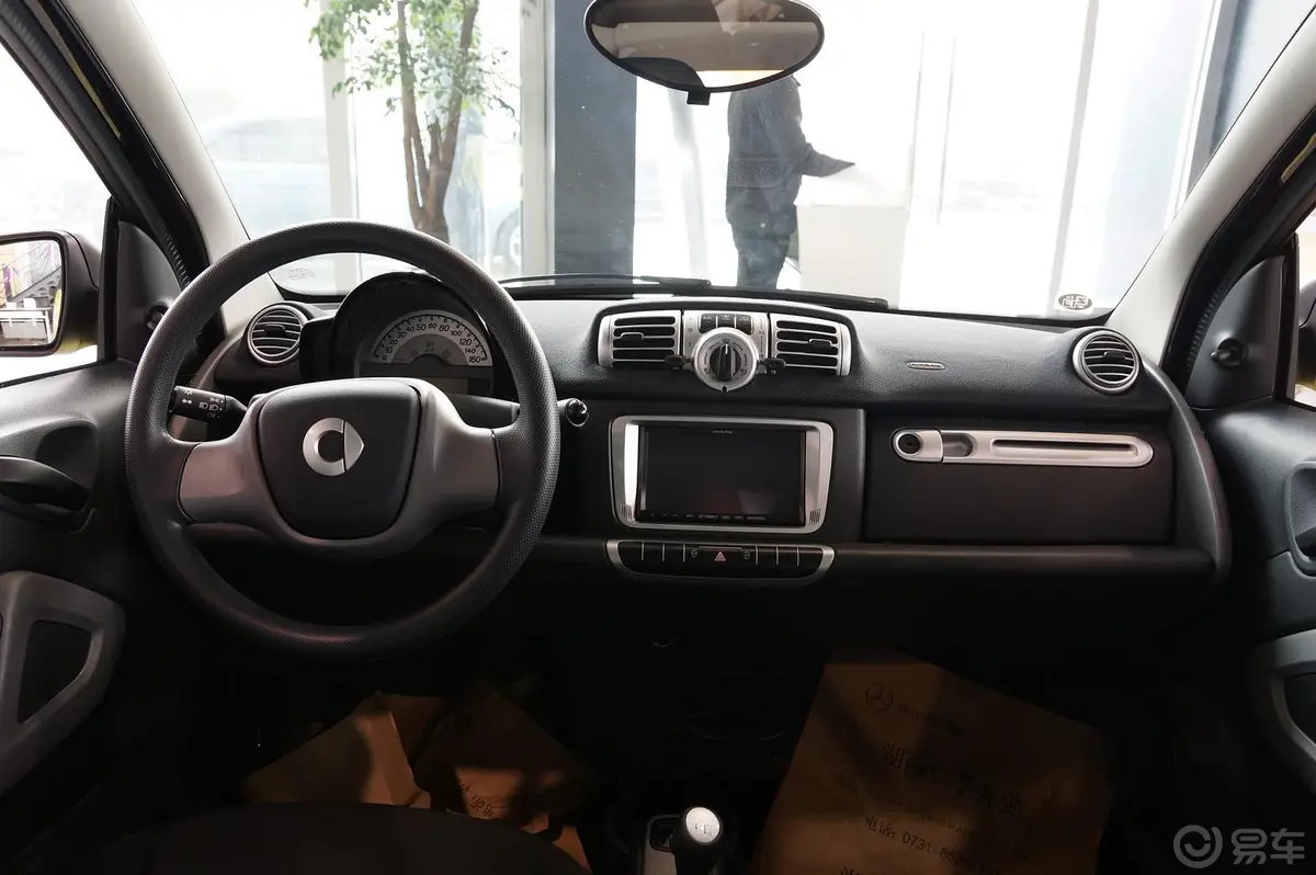 smart fortwo1.0L MHD 新年特别版内饰全景正拍