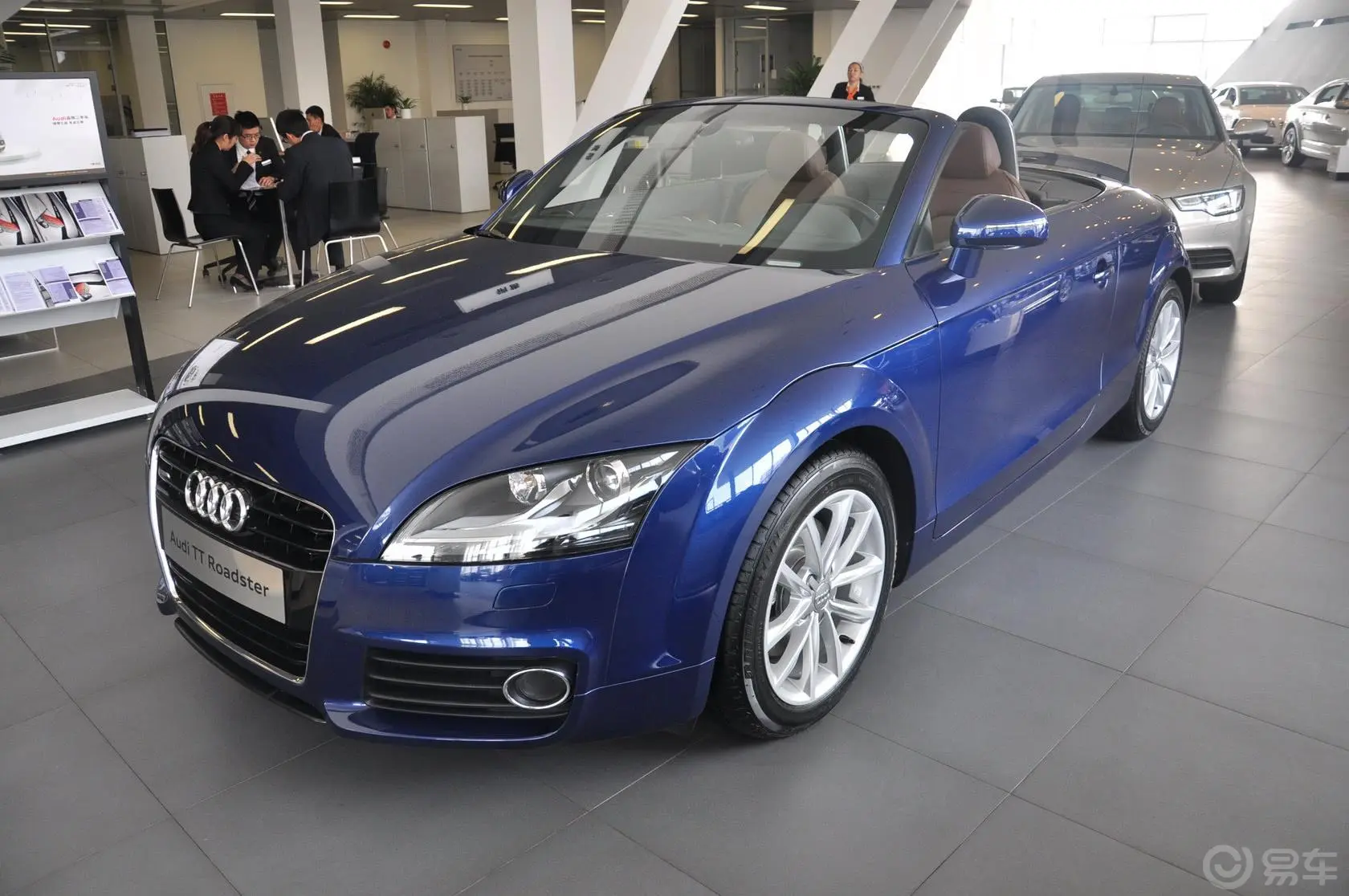 奥迪TTTT Roadster 2.0 TFSI S tronic quattro侧前45度车头向左水平