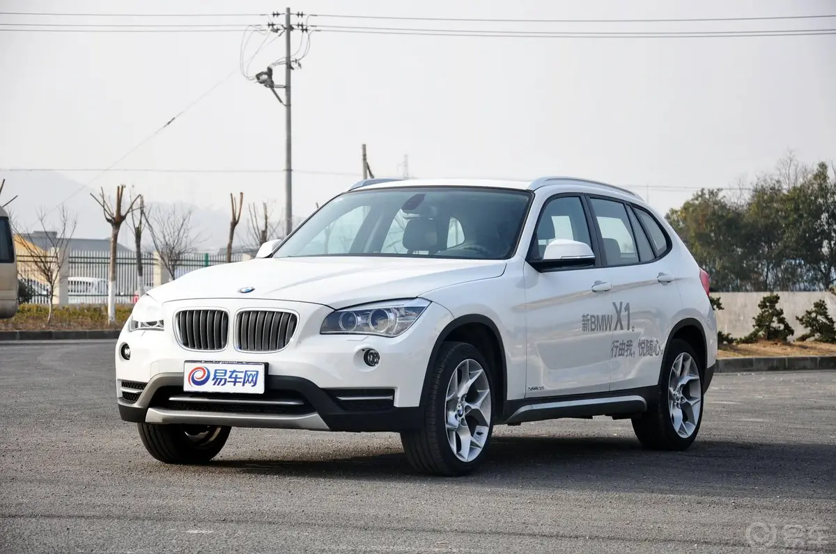 宝马X1xDrive20i X设计套装侧前45度车头向左水平