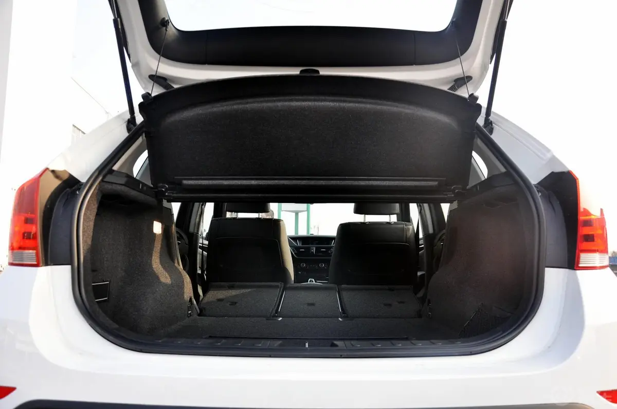 宝马X1xDrive20i X设计套装行李厢支撑杆