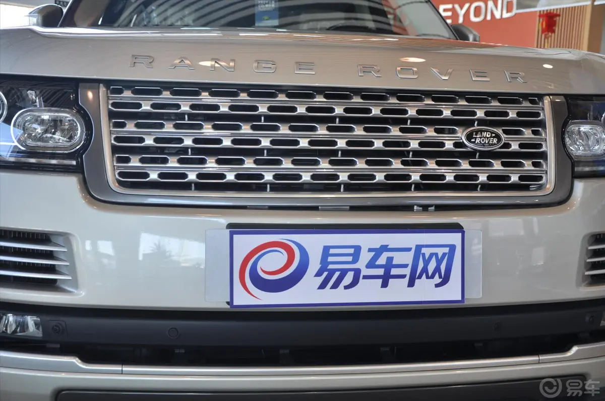 揽胜5.0L V8 VOGUE SE版前格栅侧俯拍