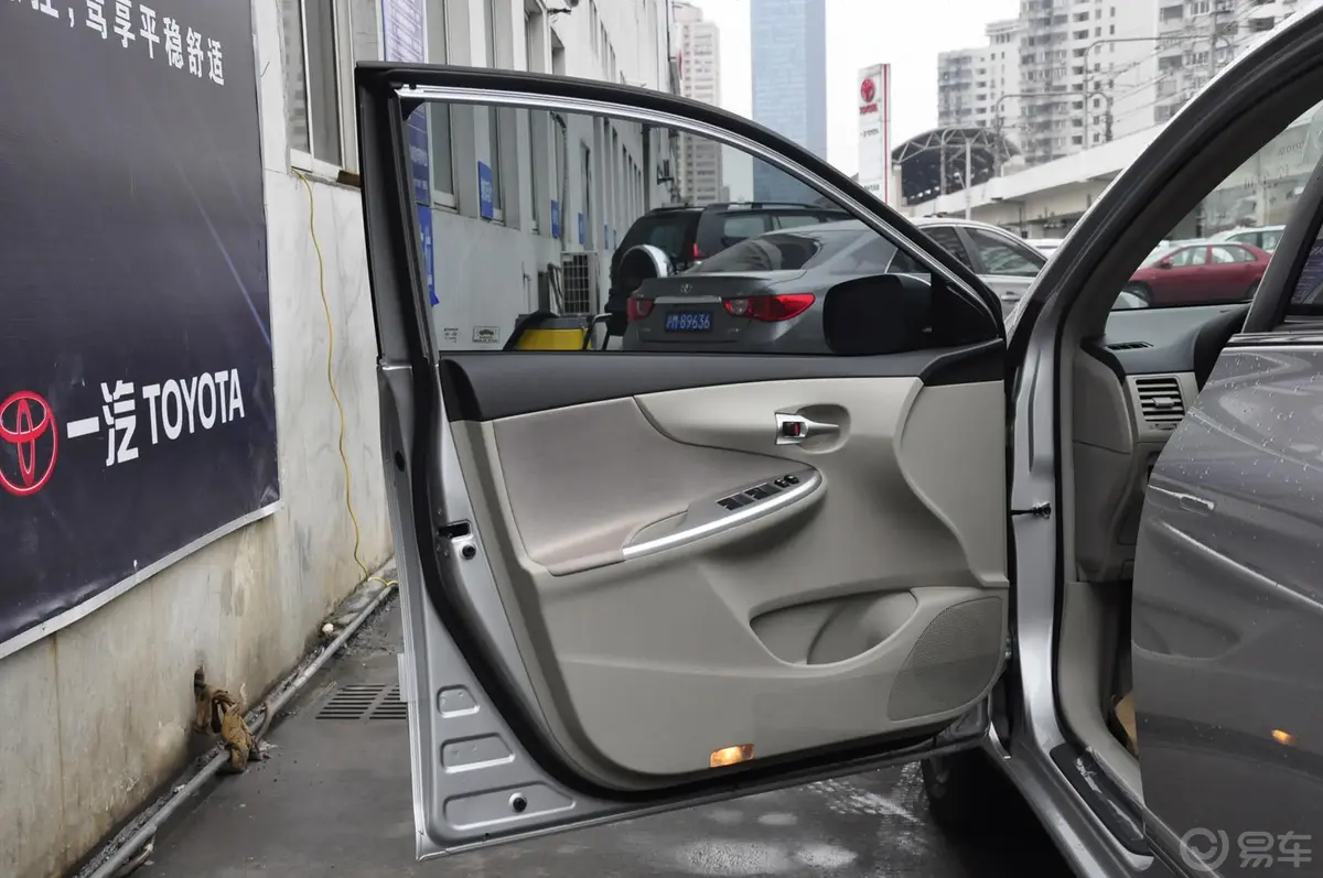 卡罗拉1.8L GL-i炫装版 CVT驾驶员侧车门内门板