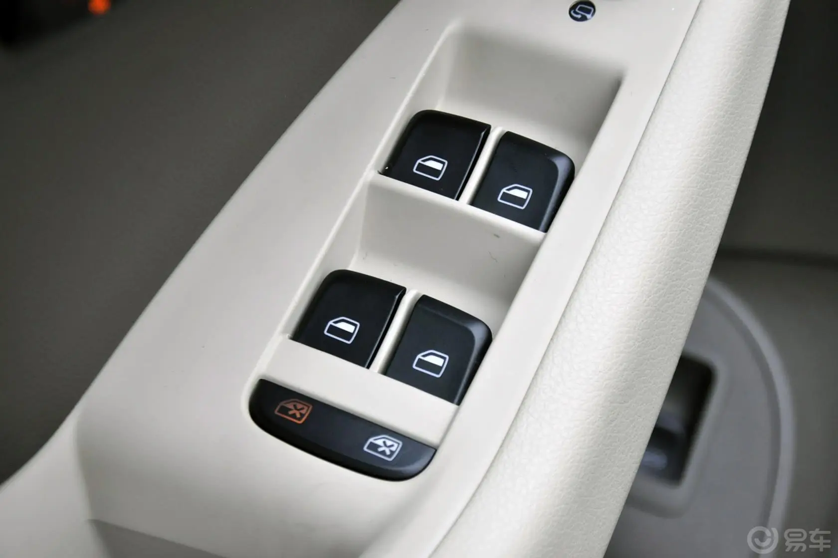 奥迪Q5(进口)2.0 TFSI Hybrid quattro车窗升降键