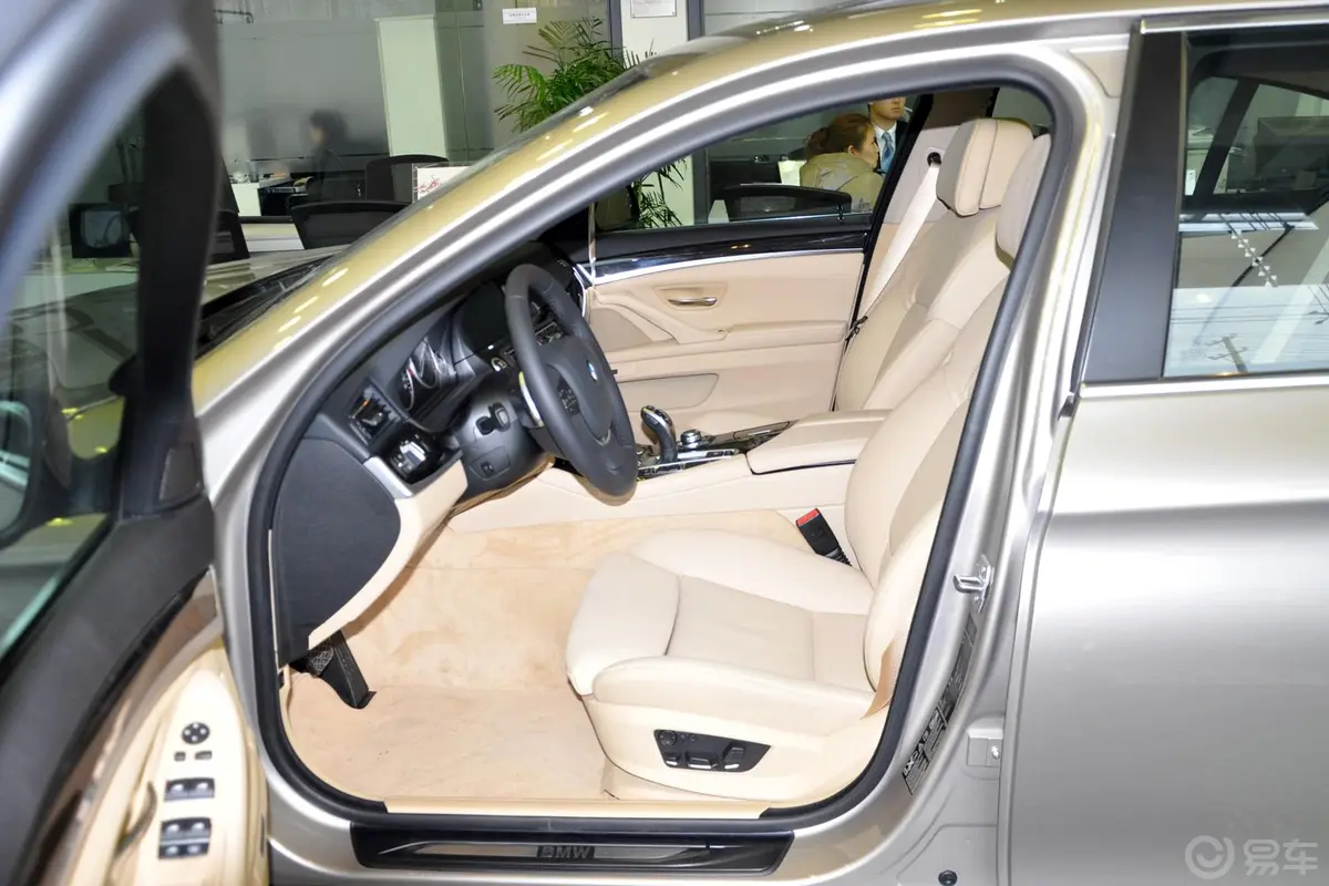 宝马5系(进口)535i xDrive 豪华型前排空间