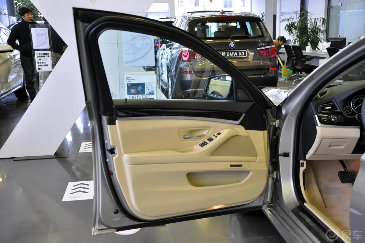 宝马5系(进口)535i xDrive 豪华型驾驶员侧车门内门板