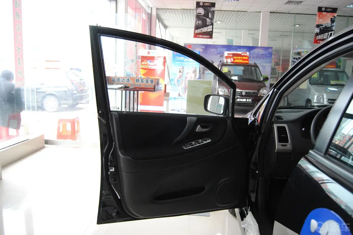 利亚纳两厢 1.6L 自动 标准型驾驶员侧车门内门板