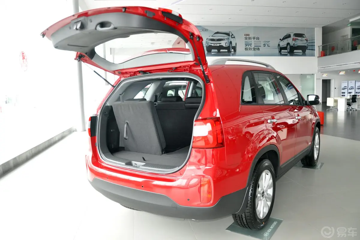 索兰托2.4L 汽油  舒适版 七座行李厢开口范围