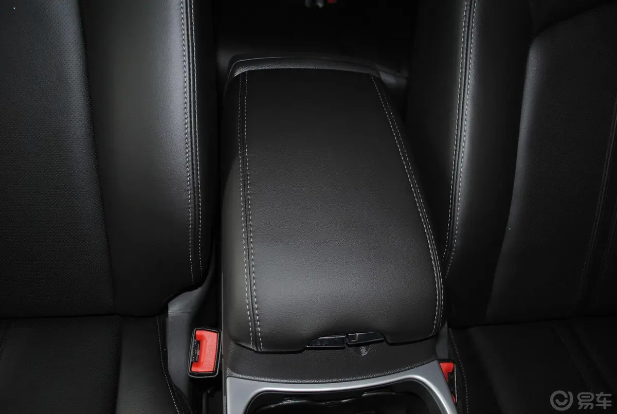 凯迪拉克SRX3.0L 手自一体 领先型前排中央扶手箱